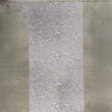 PVC wandpaneel matt marmerlook grijs met witte ader – 2600 x 1220 x 3 mm