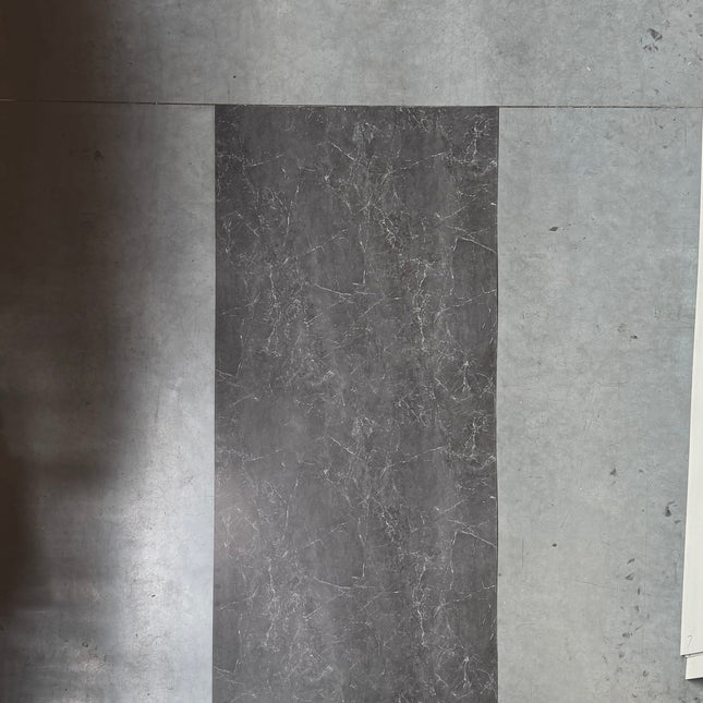 PVC wandpaneel matt marmerlook donkergrijs met witte ader – 2600 x 1220 x 3 mm