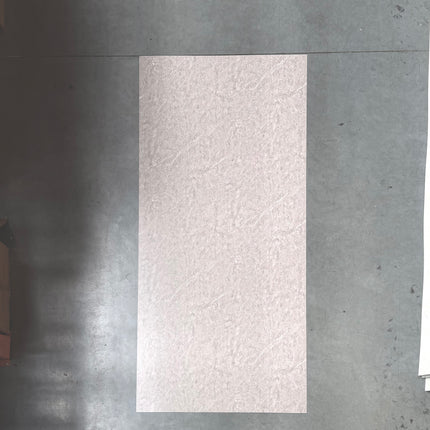 PVC wandpaneel matt marmerlook grijs taupe met witte ader – 2600 x 1220 x 3 mm