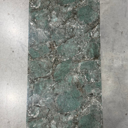 PVC wandpaneel hoogglans marmerlook groen met grijszwarte steenstructuur – 2600 x 1220 x 3 mm