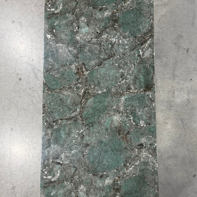 PVC wandpaneel hoogglans marmerlook groen met grijszwarte steenstructuur – 2600 x 1220 x 3 mm
