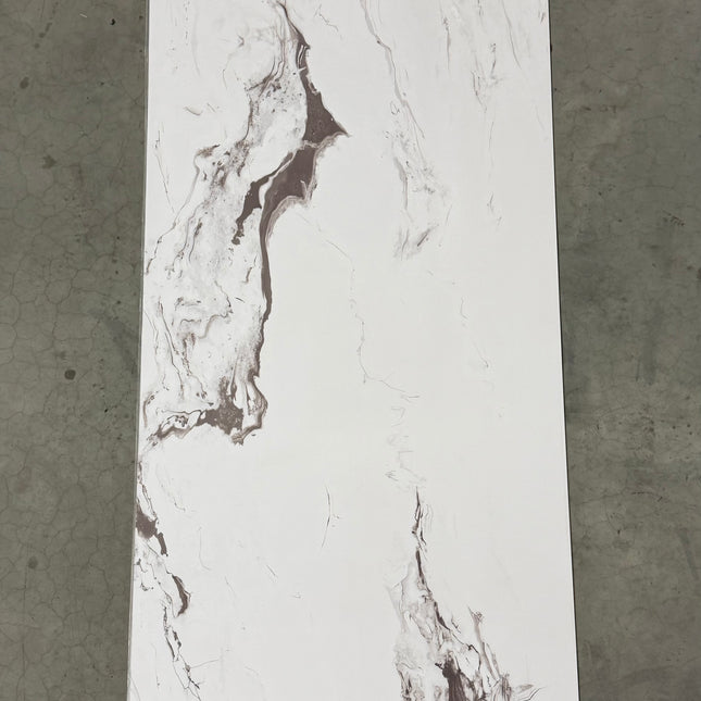PVC wandpaneel hoogglans marmerlook wit met taupebruine ader – 2600 x 1220 x 3 mm