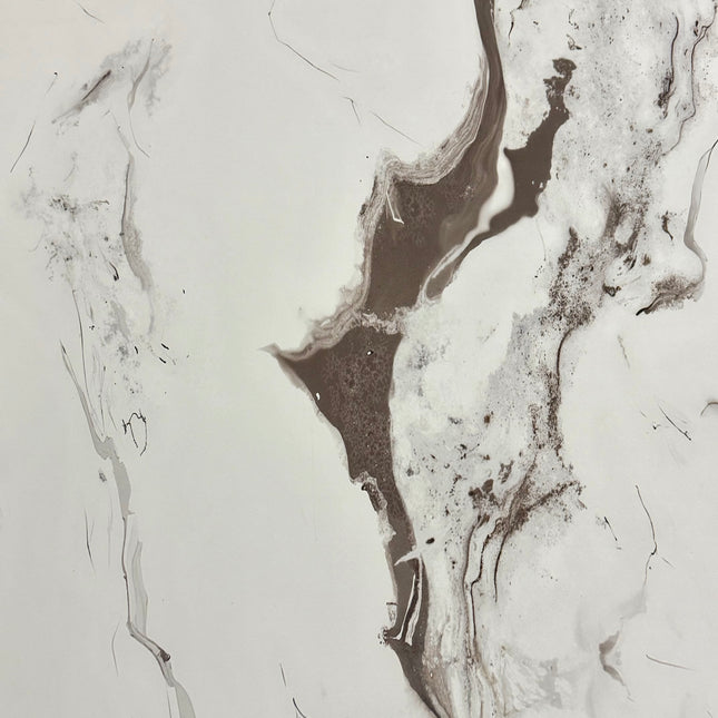 PVC wandpaneel hoogglans marmerlook wit met taupebruine ader – 2600 x 1220 x 3 mm