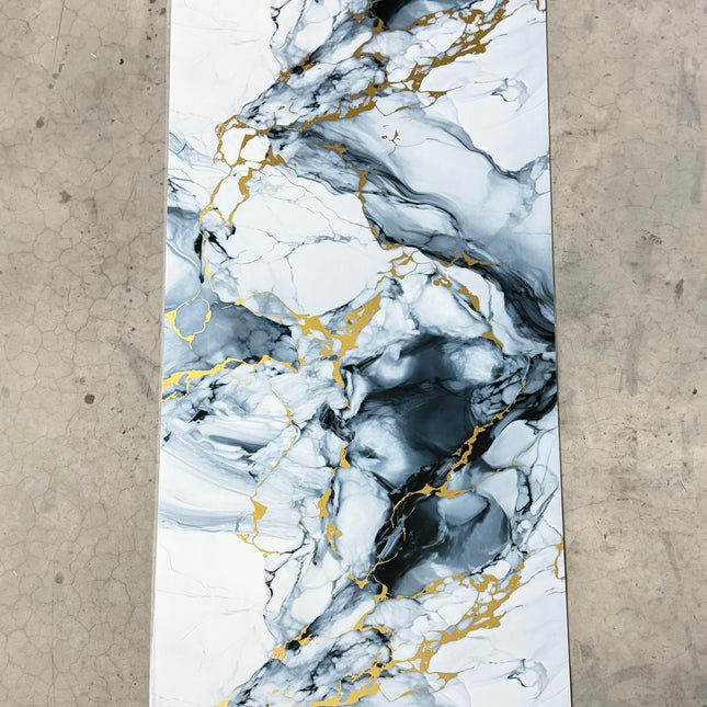 PVC wandpaneel hoogglans marmerlook wit met zwartgrijze en gouden ader – 2600 x 1220 x 3 mm