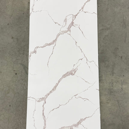 PVC wandpaneel hoogglans marmerlook wit met zachtroze ader – 2600 x 1220 x 3 mm
