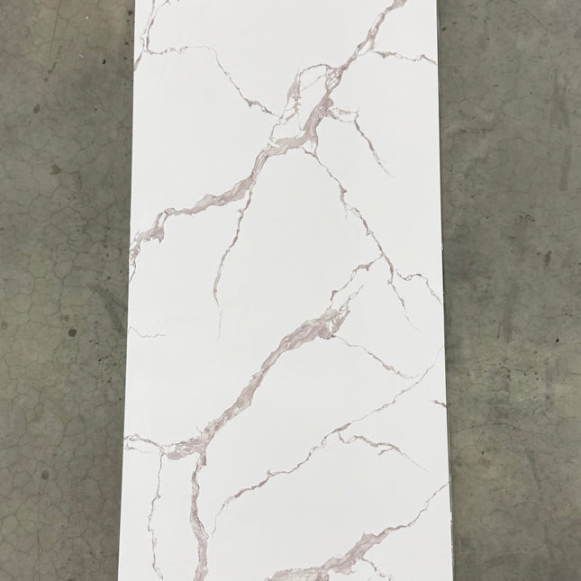 PVC wandpaneel hoogglans marmerlook wit met zachtroze ader – 2600 x 1220 x 3 mm