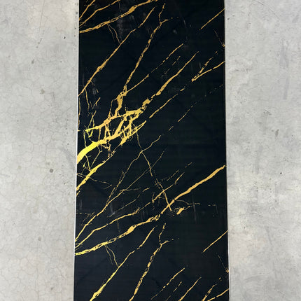 PVC wandpaneel hoogglans marmerlook zwart met gouden ader – 2600 x 1220 x 3 mm