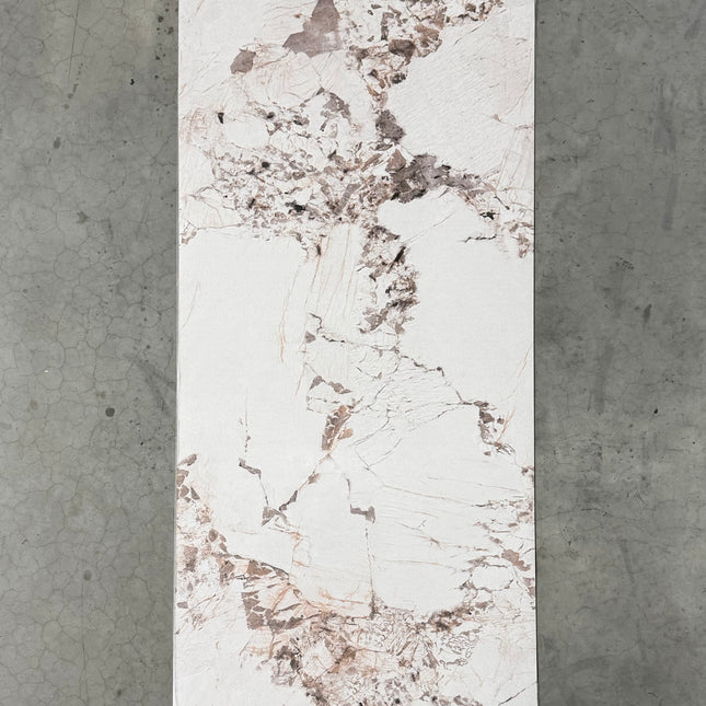 PVC wandpaneel hoogglans marmerlook wit met rosébruine steenstructuur – 2600 x 1220 x 3 mm